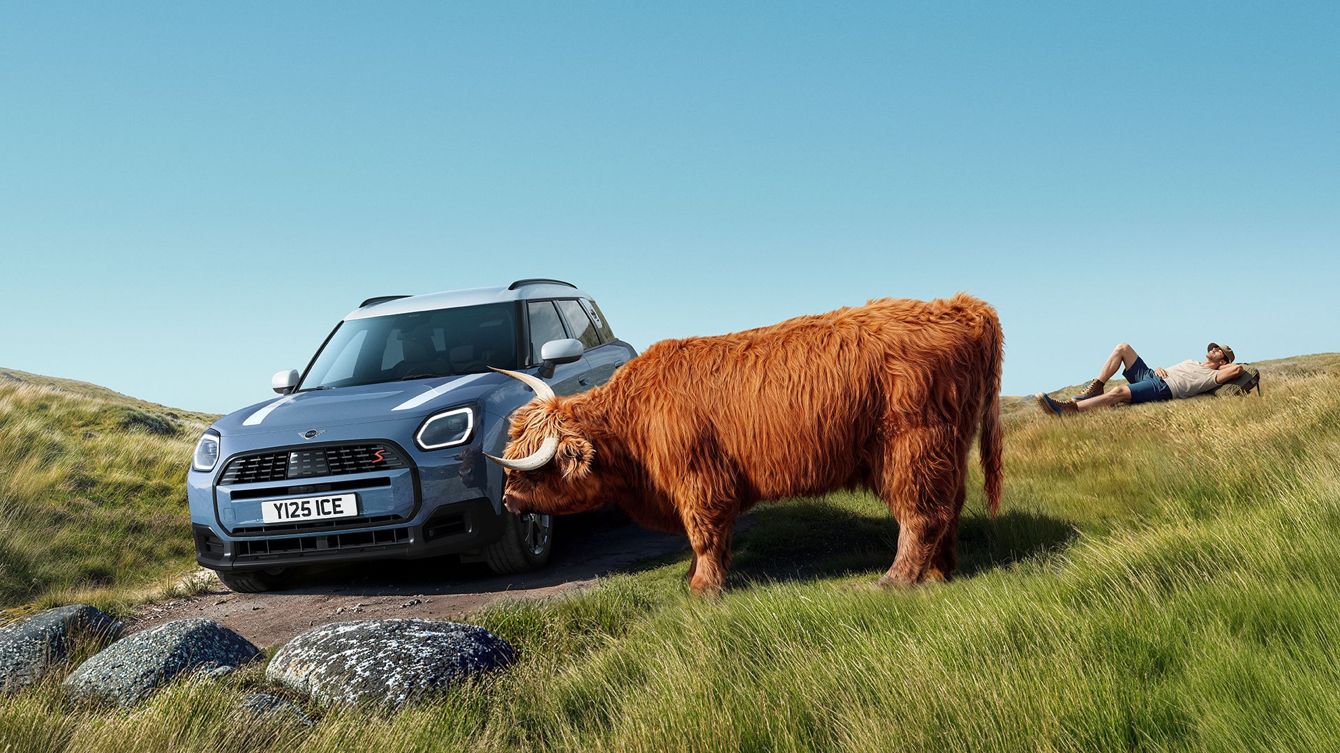 MINI Proactive Care – Ein Mann steht neben seinem MINI und telefoniert mit dem Service Center.